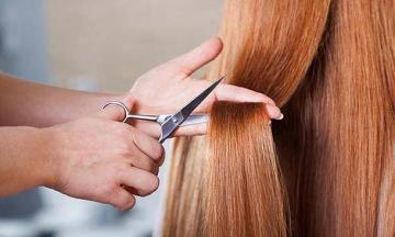 Конотопская завуч обрезала школьнице распущенные волосы