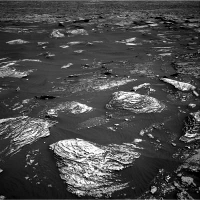 Уфологи нашли на Марсе маленькие двустворчатые двери (ФОТО)