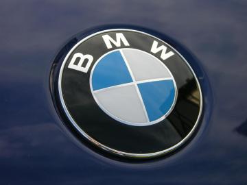 BMW будет обновлять свои автомобили через Интернет