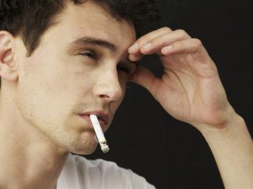Курение делает делает мужчину глупее, - ученые