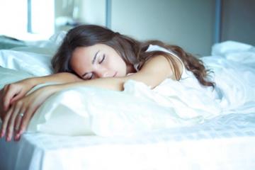 Ученые рассказали, почему люди любят позже ложиться спать