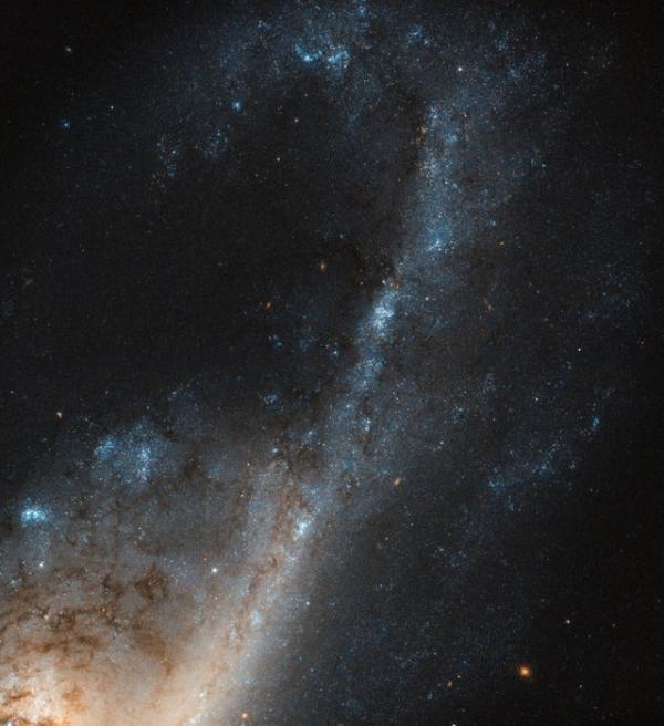 Телескоп “Хаббл” показал “умирающую” галактику (ФОТО)