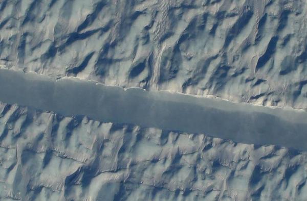 Крупнейший ледник Гренландии треснул посередине (ФОТО)