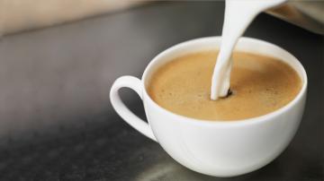 Медики рассказали о неожиданном эффекте кофе с молоком