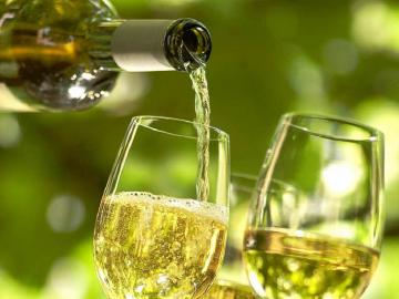 Ученые выяснили, что белое вино вызывает угревые высыпания