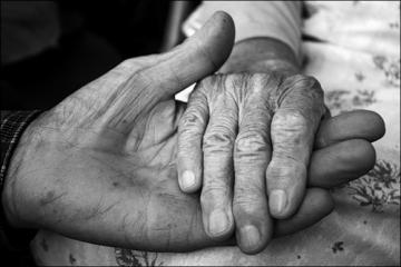 Супруги, прожившие вместе 69 лет, умерли держась за руки