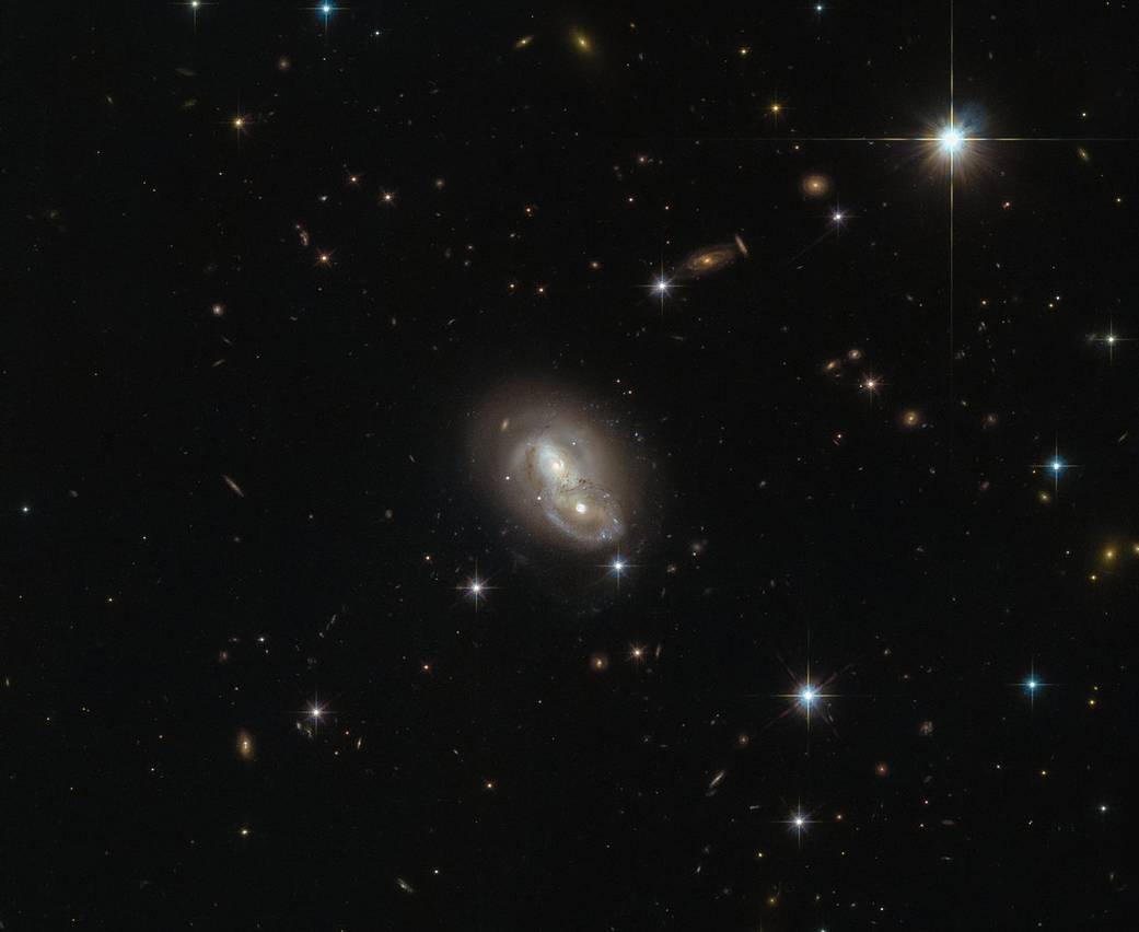 Телескоп «Хаббл» обнаружил странную галактику (ФОТО)