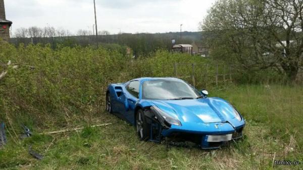 В английском поле нашли брошенный спорткар Ferrari 488 GTB (ФОТО)