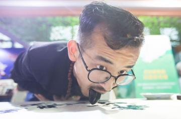 Китайский художник рисует картины языком (ФОТО)