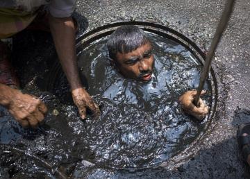 Худшая работа в мире: чистильщик канализации в Бангладеш (ФОТО)