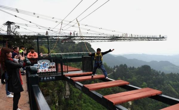 Экстремальный туризм: мост для любителей очень острых ощущений в Китае (ФОТО)