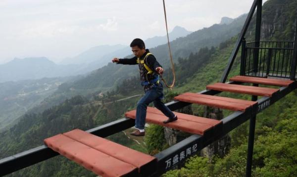Экстремальный туризм: мост для любителей очень острых ощущений в Китае (ФОТО)