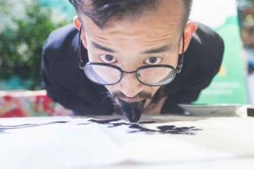 Народное творчество: китаец рисует картины языком (ФОТО)