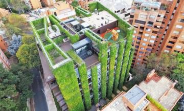 Практичное жилье 21 века: дом с "зеленым" фасадом, обеспечивающим кислородом несколько тысяч человек (ФОТО)