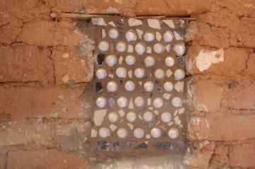 Житель Алжира  строит дома, используя вместо кирпичей бутылки с песком (ФОТО)