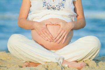 Ученые выяснили, каким заболеванием жара грозит беременным женщинам