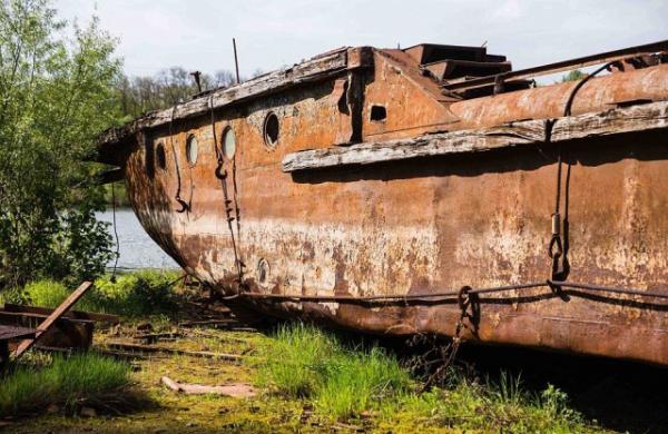 Призраки из прошлого: заброшенные корабли Чернобыля на снимках фотографа из Австрии (ФОТО)