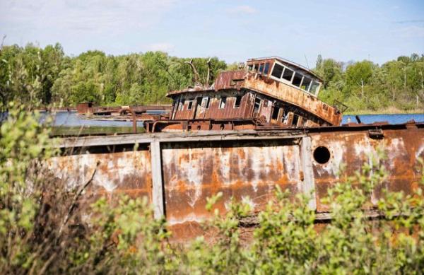 Призраки из прошлого: заброшенные корабли Чернобыля на снимках фотографа из Австрии (ФОТО)