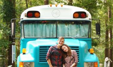 Путешествие с комфортом:  семья из США превратила школьный автобус в эффектный дом на колесах (ФОТО)