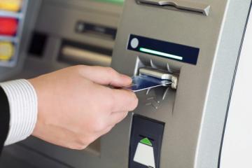 Украинцы стали реже снимать наличные в банкоматах (ФОТО)