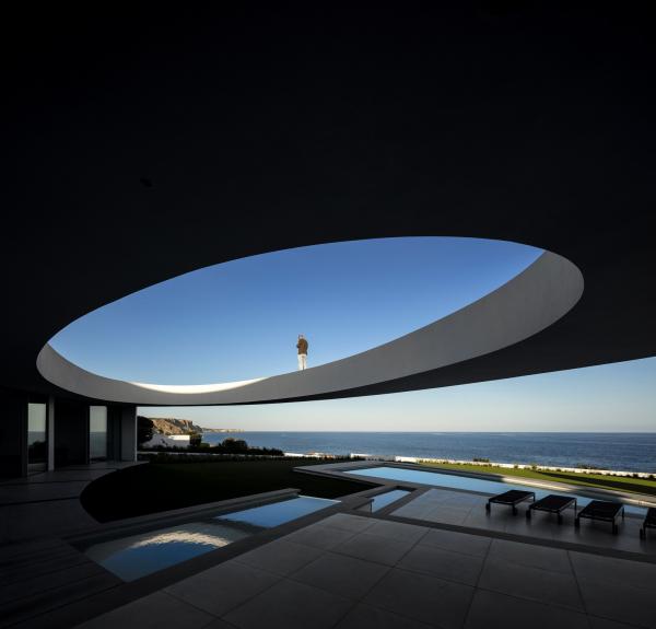 Скульптурные формы и чистые поверхности: изящный дом на побережье в Португалии (ФОТО)