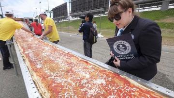 Пир на весь мир: в США приготовили самую длинную пиццу (ВИДЕО)