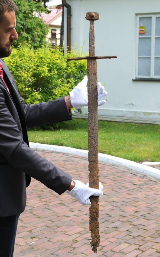"Польский Индиана Джонс": строитель откопал  рыцарский меч 600-летней давности (ФОТО)