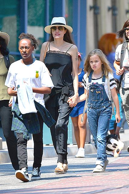 Анджелина Джоли сводила детей в "Диснейленд" (ФОТО)
