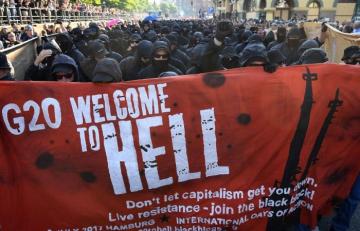 Протесты против саммита G20: Гамбург превратился в поле боя (ВИДЕО)