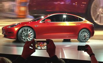 Илон Маск показал первый экземпляр Tesla Model 3 (ФОТО)