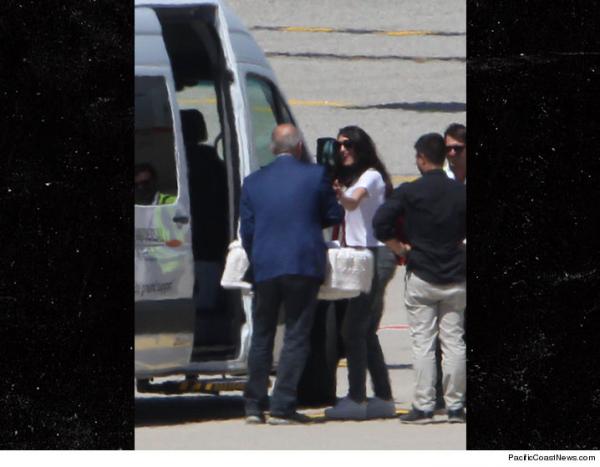 Джордж Клуни с женой и детьми отправился на отдых (ФОТО)