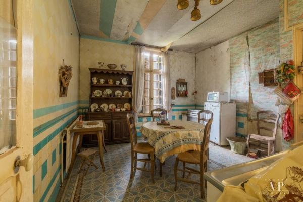 Впечатляющие интерьеры заброшенного дома во Франции (ФОТО)