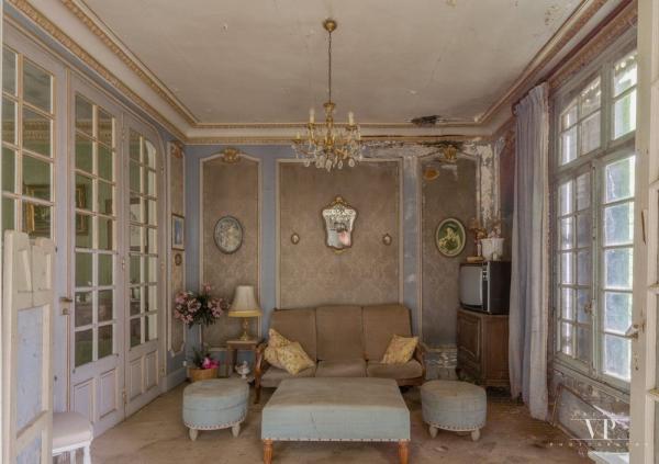 Впечатляющие интерьеры заброшенного дома во Франции (ФОТО)