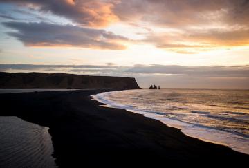 Шесть фантастических пляжей планеты с черным песком (ФОТО)