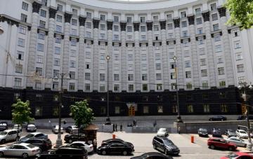 В Кабинете Министров Украины пересмотрят зарплаты врачей и учителей