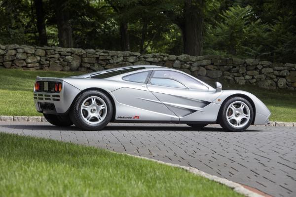 Культовый спортивный автомобиль 90-х продадут по цене пяти новых Bugatti (ФОТО)