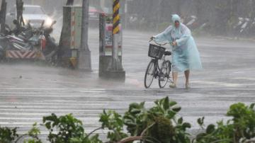 На Тайвань обрушилось сразу два тайфуна