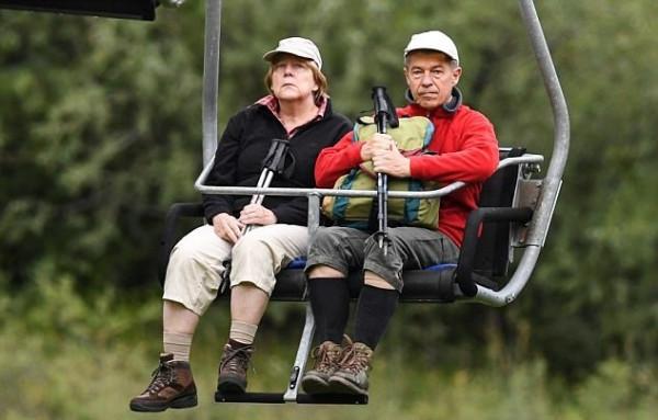 Сеть потряс снимок грустной Меркель на отдыхе в Италии (ФОТО)