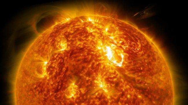 Рядом с Солнцем зафиксировали гигантский НЛО (ФОТО)