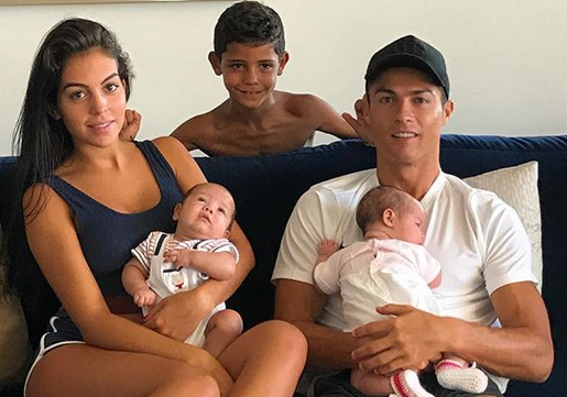 Криштиану Роналду опубликовал семейный снимок с новорожденными близнецами (ФОТО)