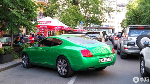 На украинских дорогах появился необычный автомобиль Bentley (ФОТО)