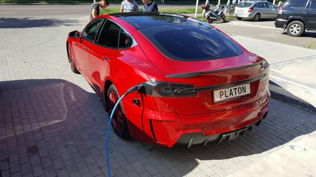 Украинские мастера разработали собственный проект тюнинга автомобиля Tesla (ФОТО)