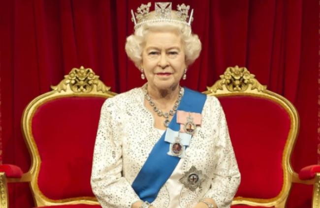 Королева Елизавета II готова передать власть в руки старшего сына