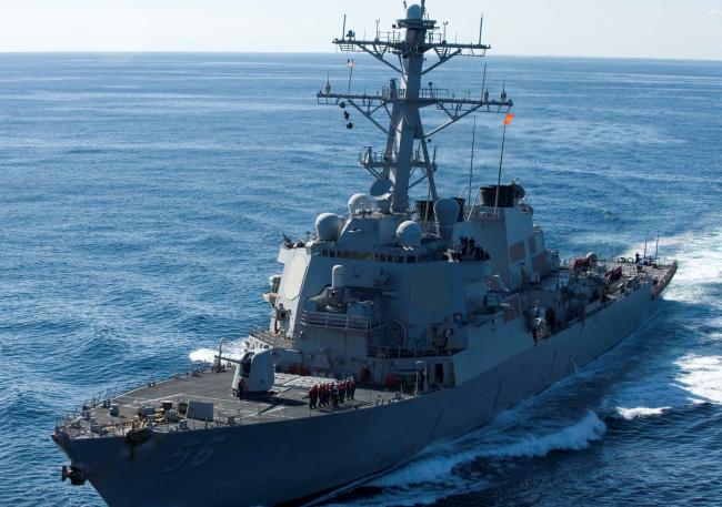 Эсминец США протаранил торговое судно. Без вести пропали десять моряков