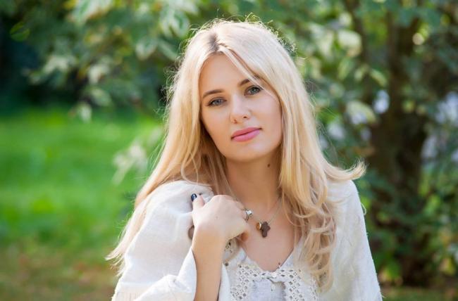Певица Ольга Горбачева удивила стильным летним образом (ФОТО)