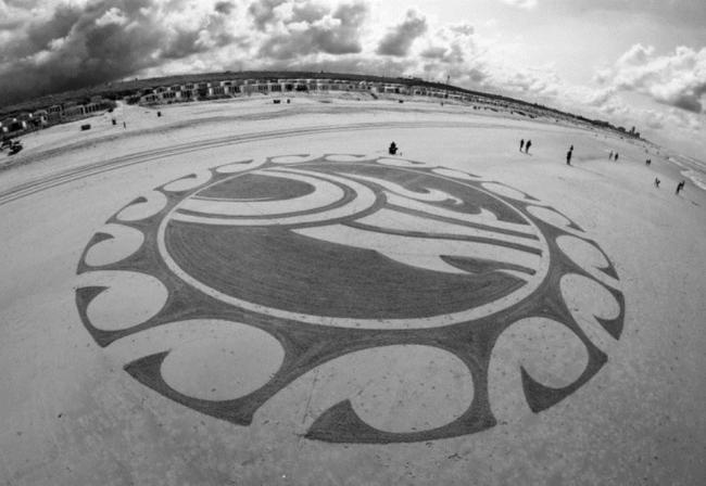 Тим Хукстра — художник создающий огромные рисунки на песке (ФОТО)