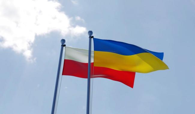 Паспортный скандал: Украина призвала Польшу решить вопрос мирно