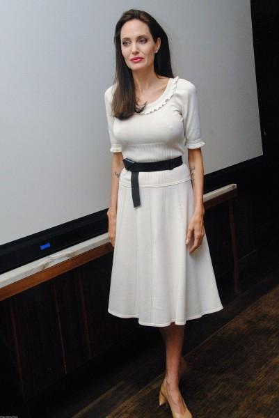 Анджелина Джоли забыла одеть на премьеру своего фильма нижнее белье (ФОТО)