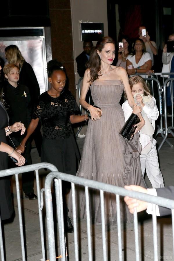 Модный реванш: Анджелина Джоли вышла в свет в элегантном платье от Dior (ФОТО)
