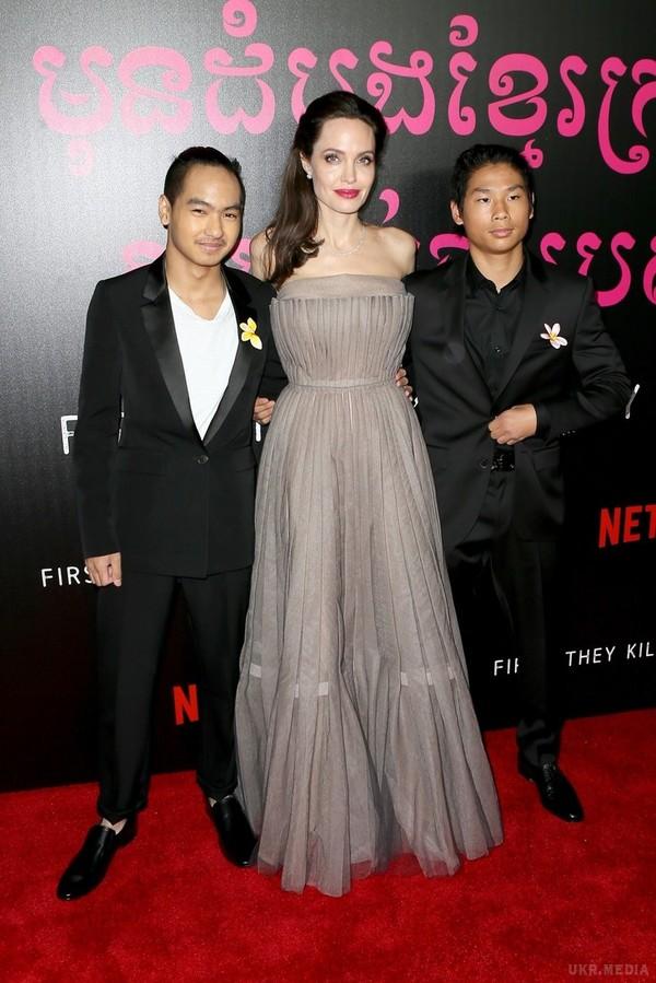 Модный реванш: Анджелина Джоли вышла в свет в элегантном платье от Dior (ФОТО)